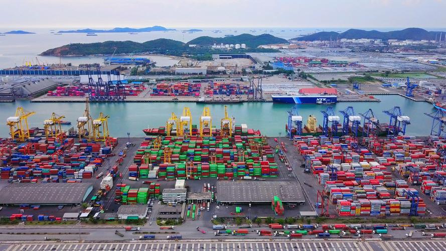 6城市进出口业务和物流国际货物中集装箱货船的空中俯视图.